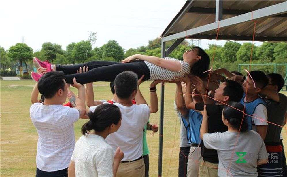 穿越黑洞2.jpg