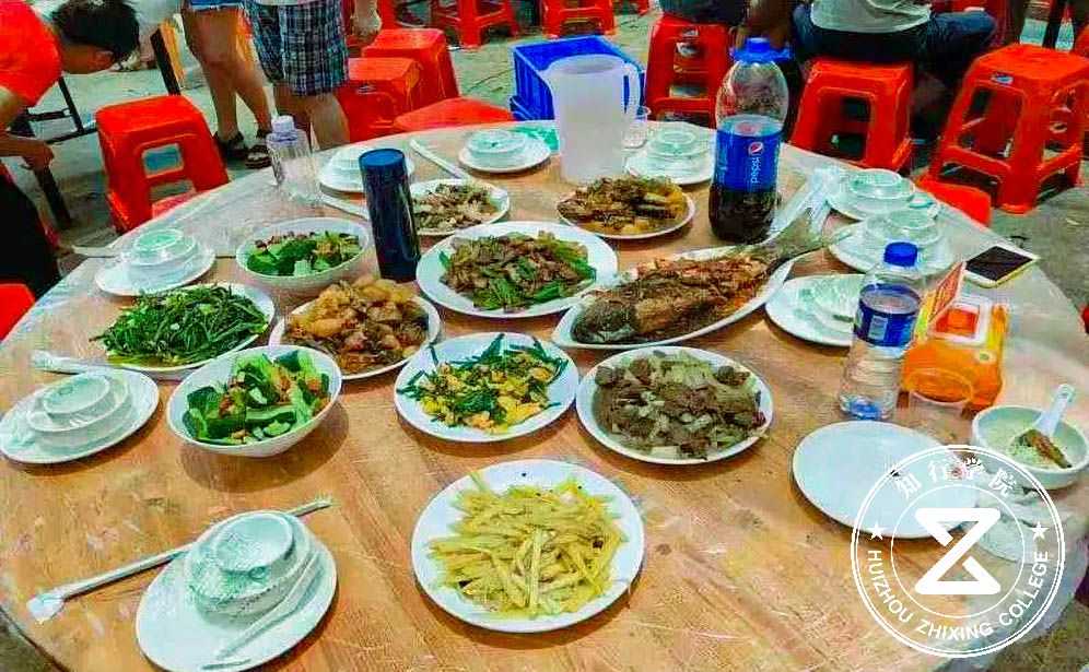 凤凰谷围餐.jpg